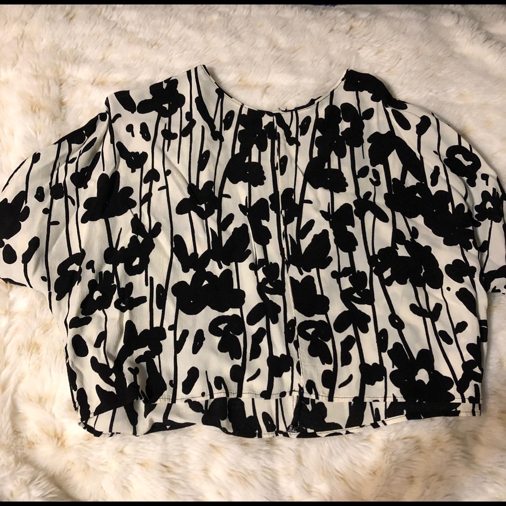 Super cute black and white blouse!